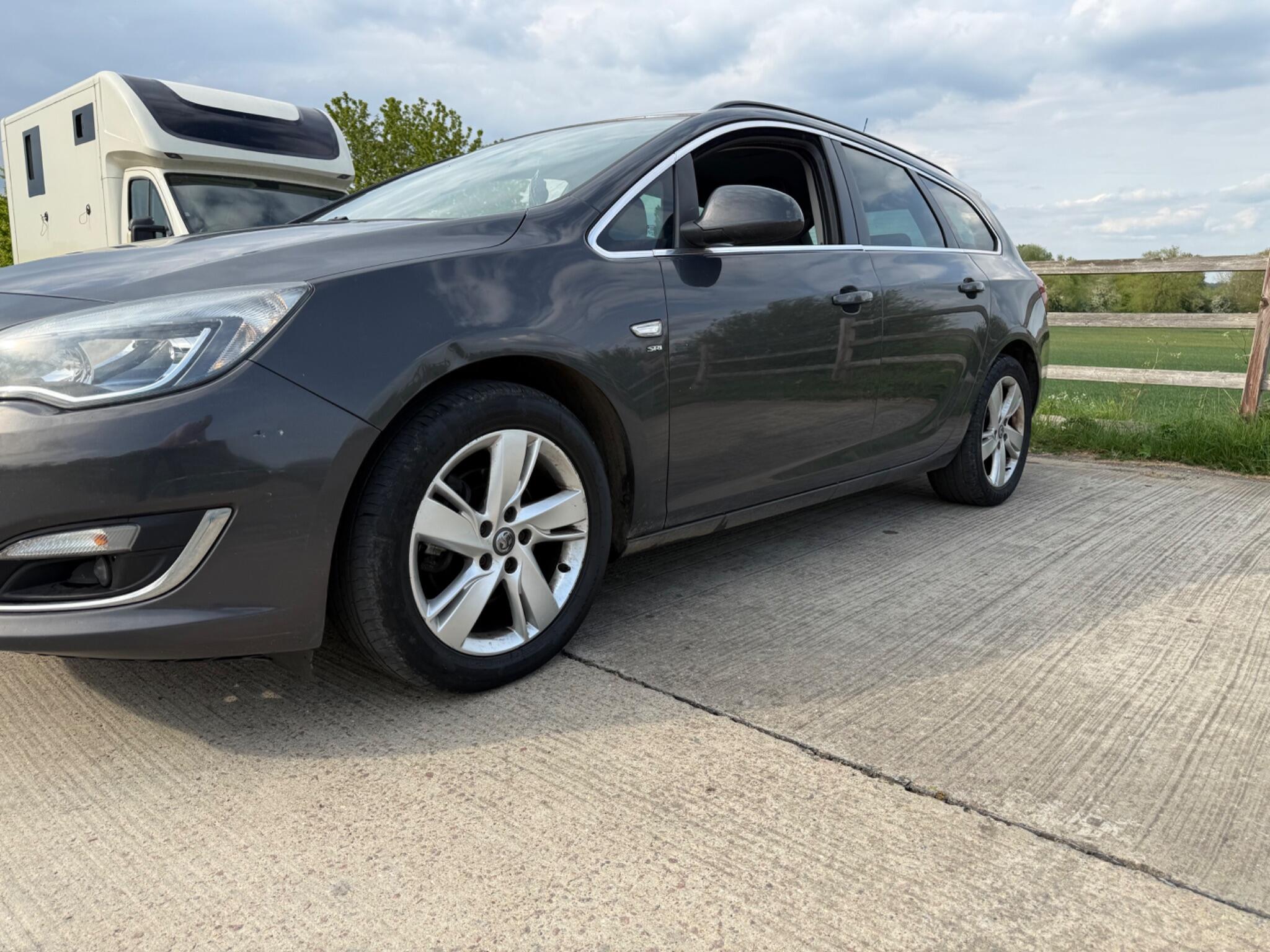 Vauxhall Astra 1.7 CDTi ecoFLEX SRi Sports Tourer Euro 5 5dr — photo 45 of 86